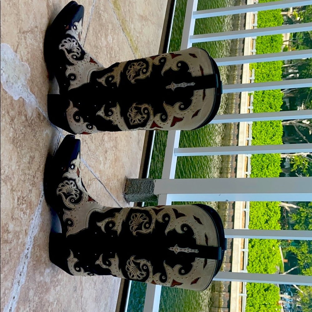 Lucchese cowboy boots for women. Yellowstone life!
